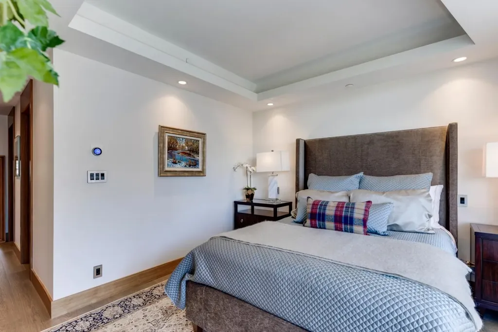 738 1 Avenue SW Calgary AB T2P 5G8