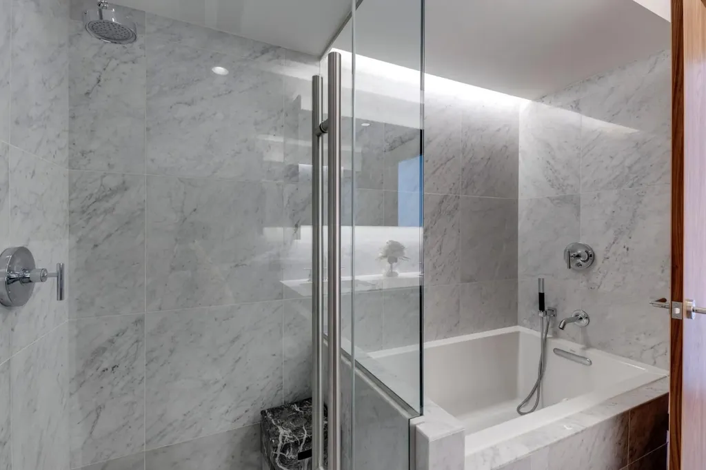 738 1 Avenue SW Calgary AB T2P 5G8