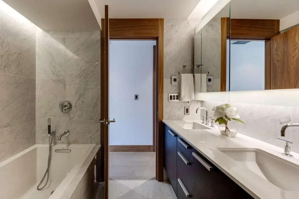 738 1 Avenue SW Calgary AB T2P 5G8