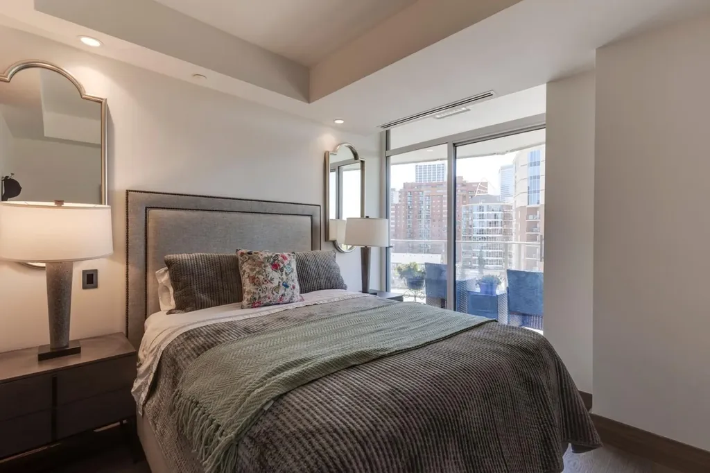 738 1 Avenue SW Calgary AB T2P 5G8