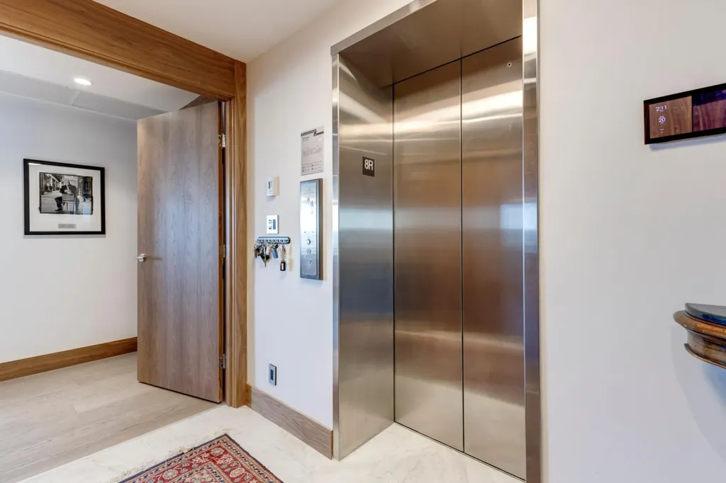 738 1 Avenue SW Calgary AB T2P 5G8
