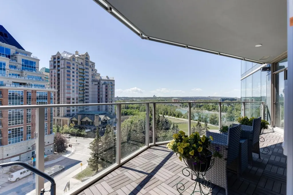 738 1 Avenue SW Calgary AB T2P 5G8
