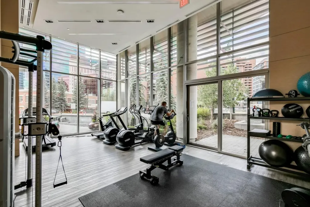 738 1 Avenue SW Calgary AB T2P 5G8