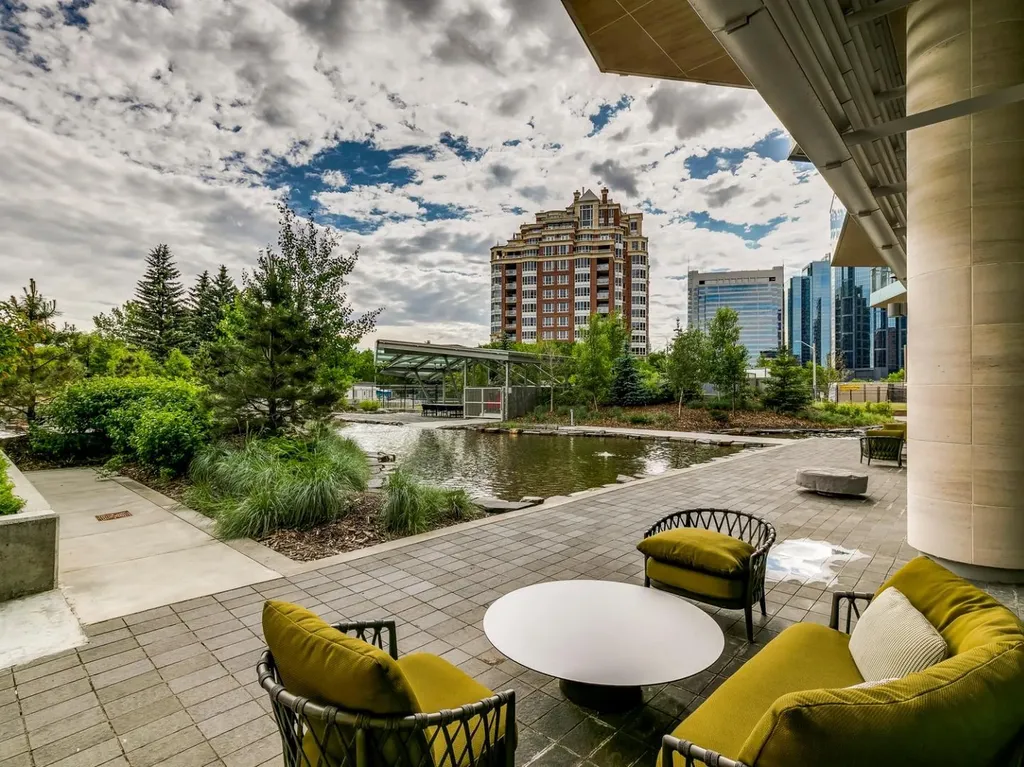 738 1 Avenue SW Calgary AB T2P 5G8