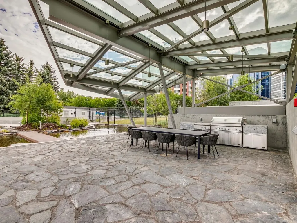 738 1 Avenue SW Calgary AB T2P 5G8