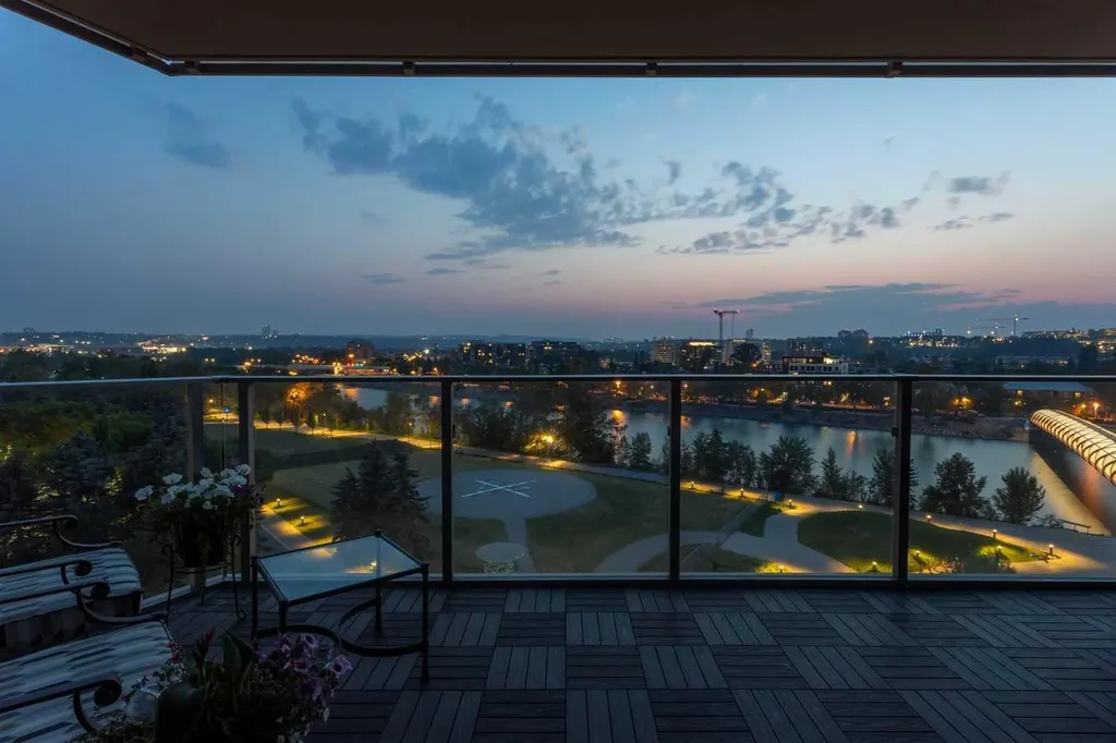 738 1 Avenue SW Calgary AB T2P 5G8
