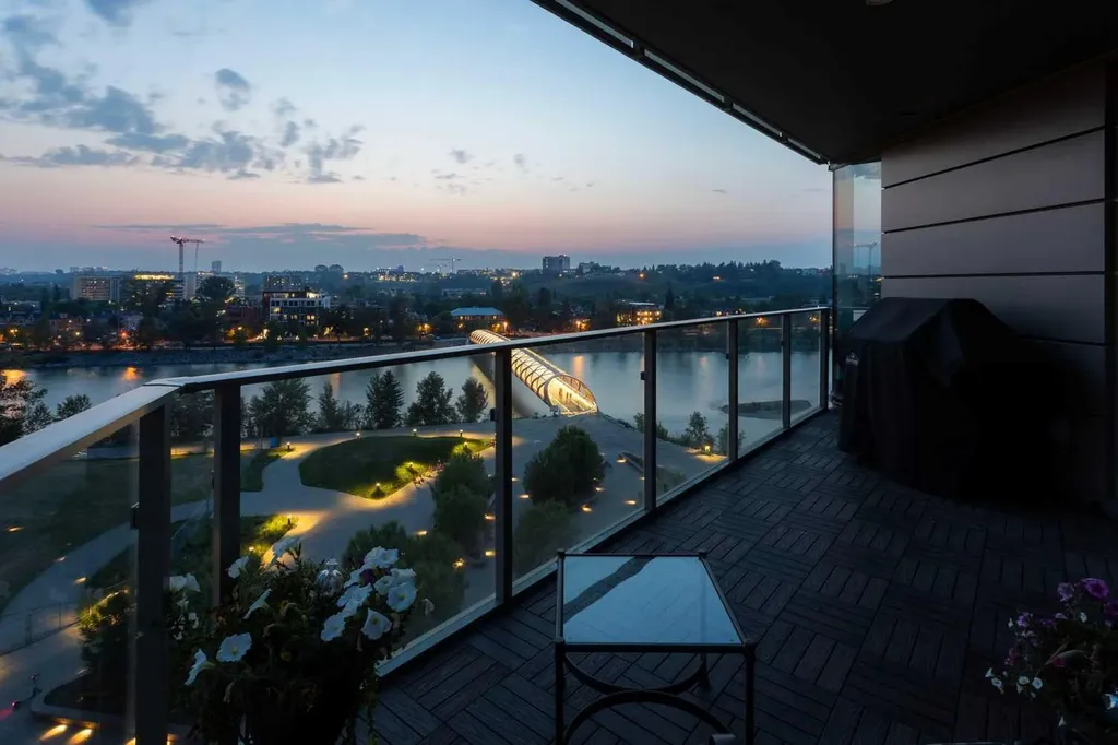 738 1 Avenue SW Calgary AB T2P 5G8