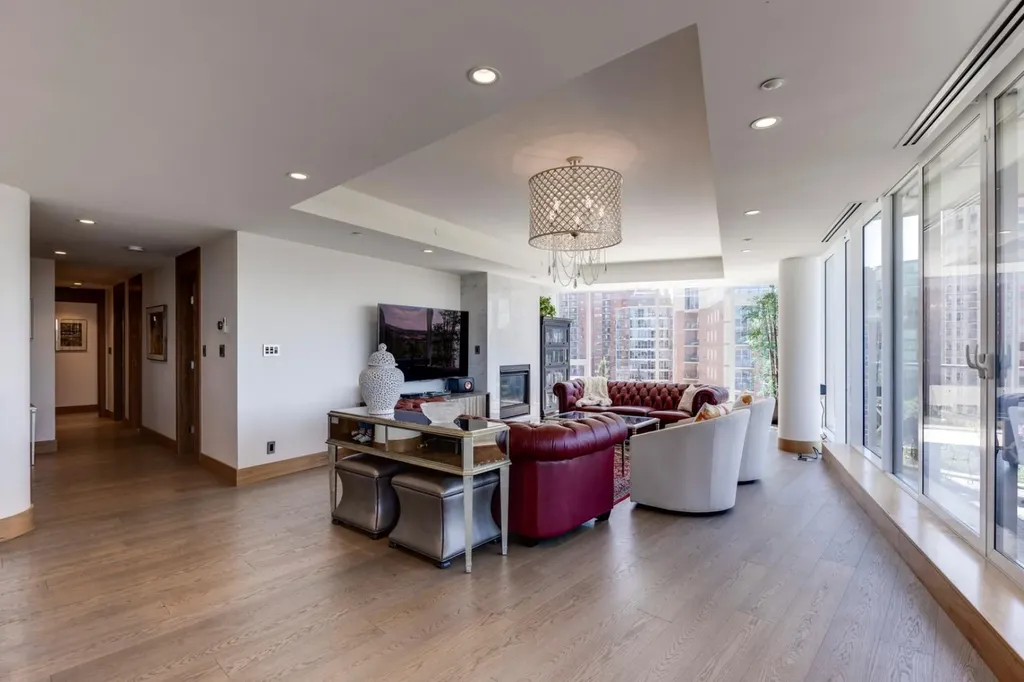 738 1 Avenue SW Calgary AB T2P 5G8