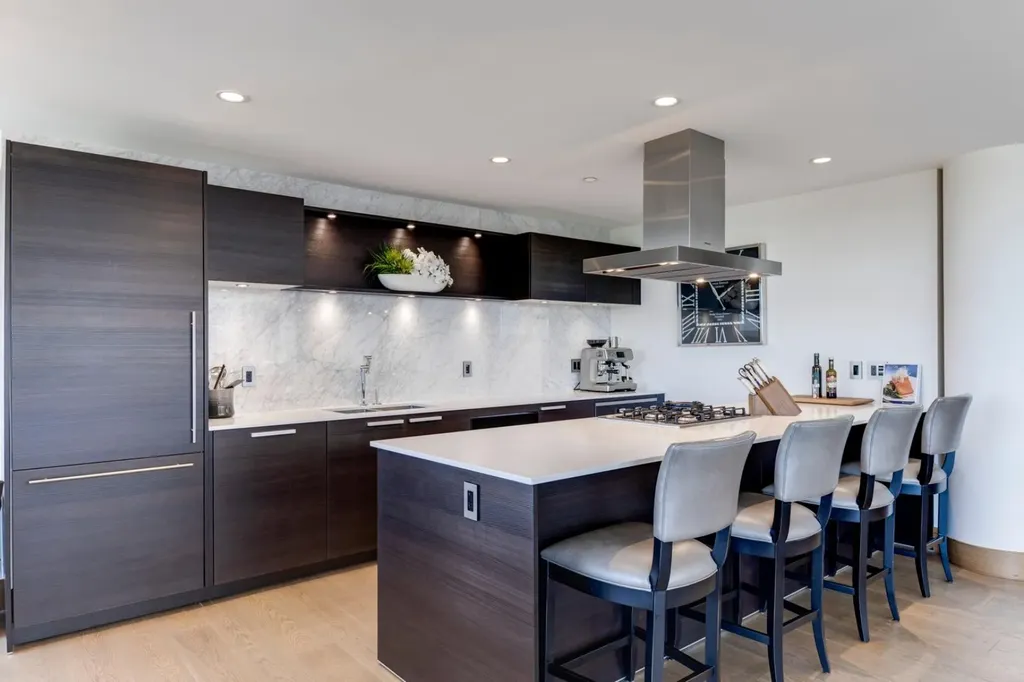 738 1 Avenue SW Calgary AB T2P 5G8