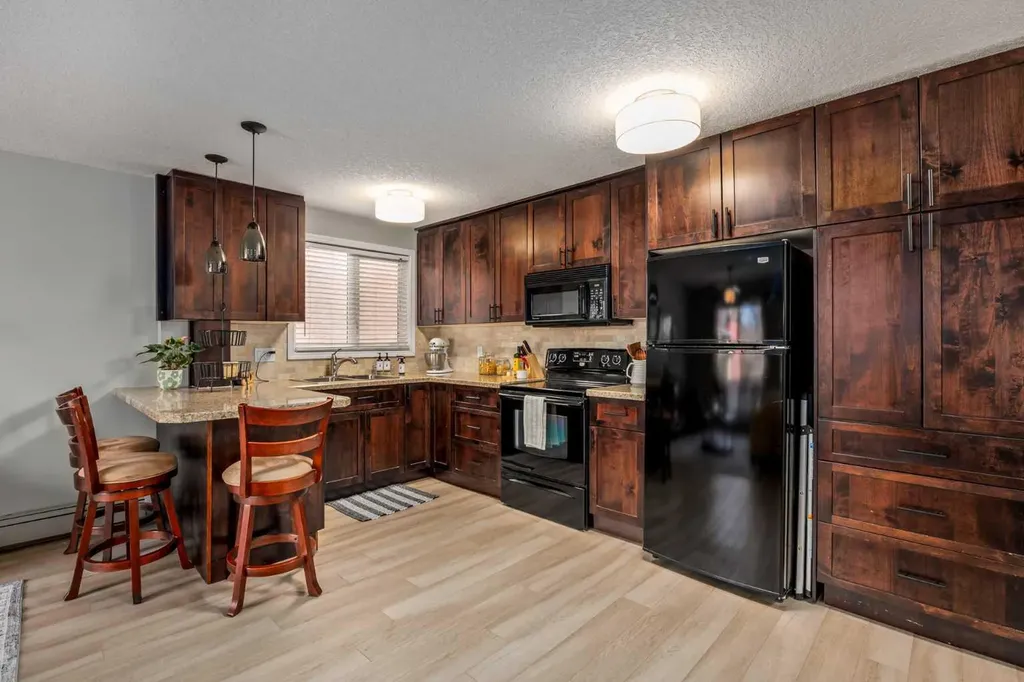 828 4a Street NE Calgary AB T2E3W4