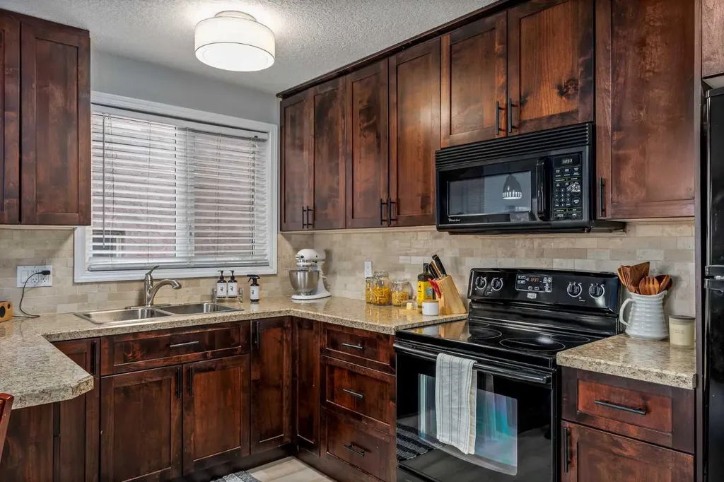 828 4a Street NE Calgary AB T2E3W4