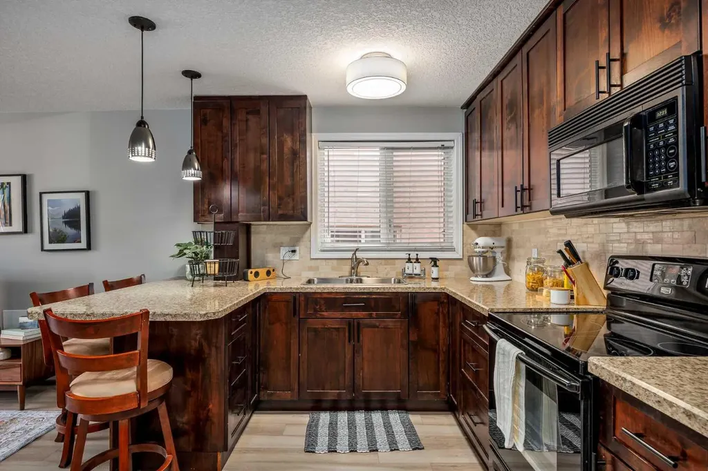 828 4a Street NE Calgary AB T2E3W4