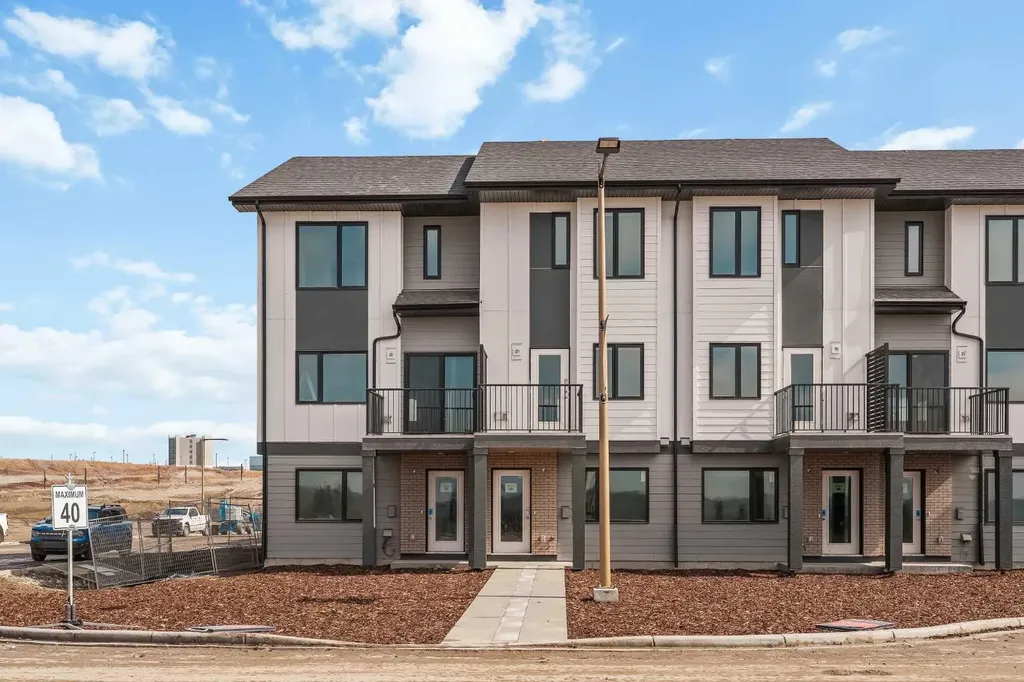26 Rowmont Heath NW Calgary AB T3L 0M2