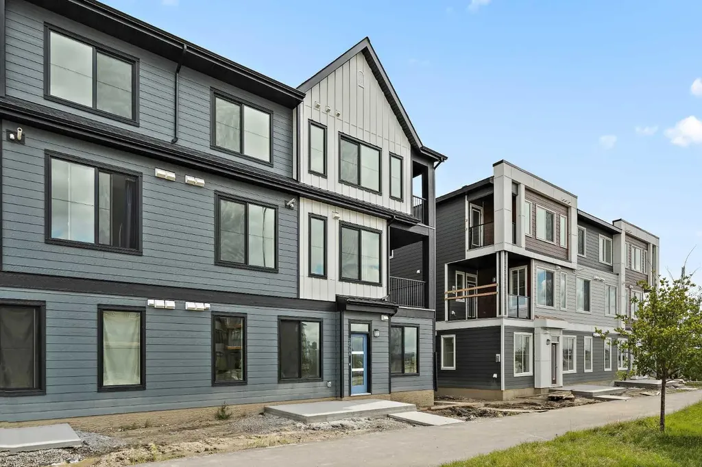 255 Rowmont Boulevard NW Calgary AB T3L 0M2