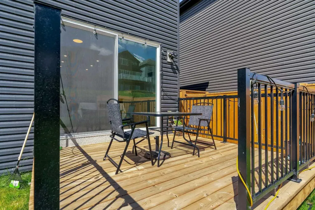 244 Lucas Way NW Calgary AB T3P 1M4