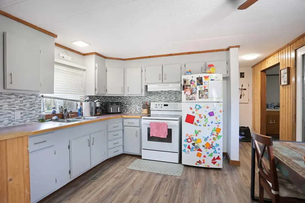 7 Prins Trailer Park Rural Newell County Of AB T1R 1B8