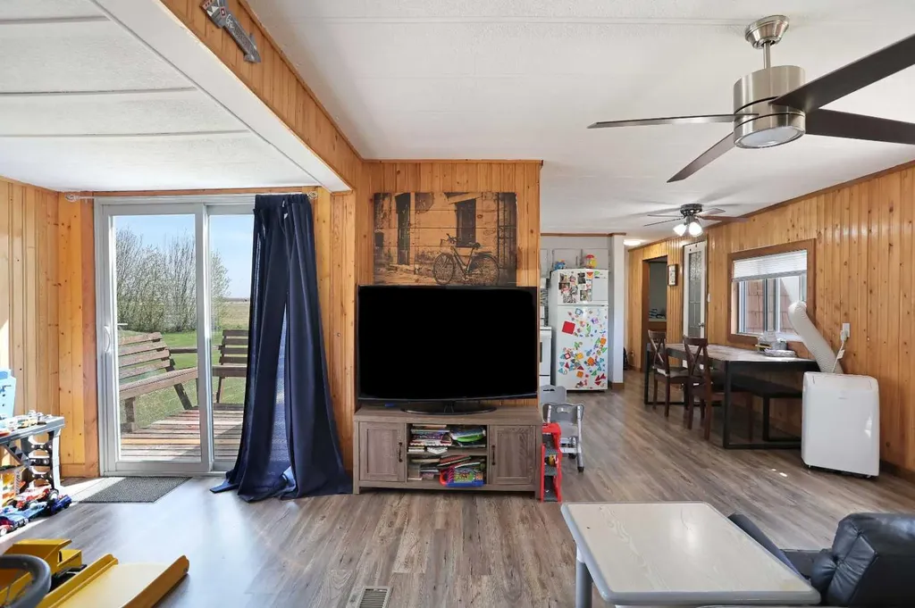 7 Prins Trailer Park Rural Newell County Of AB T1R 1B8
