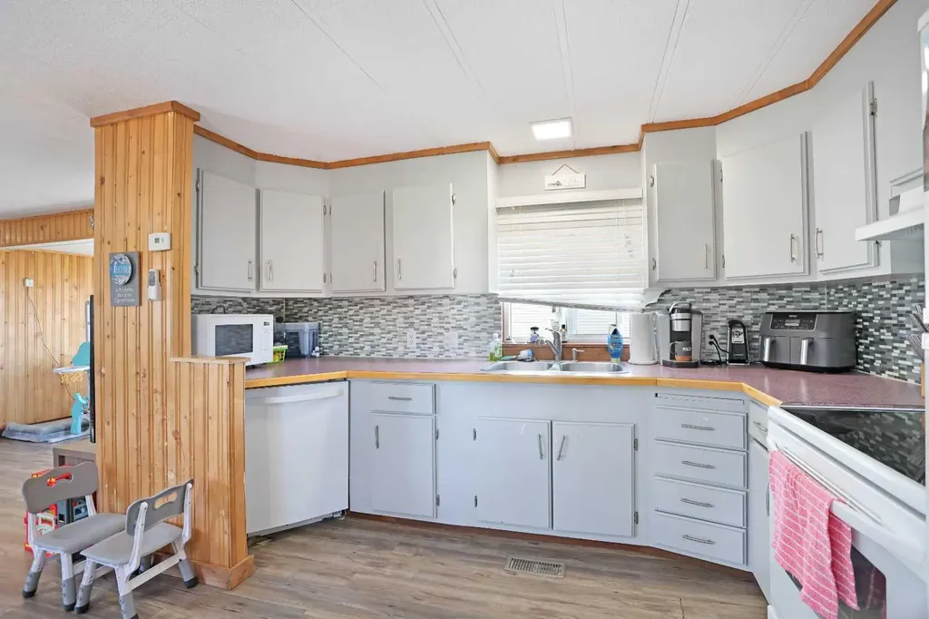 7 Prins Trailer Park Rural Newell County Of AB T1R 1B8