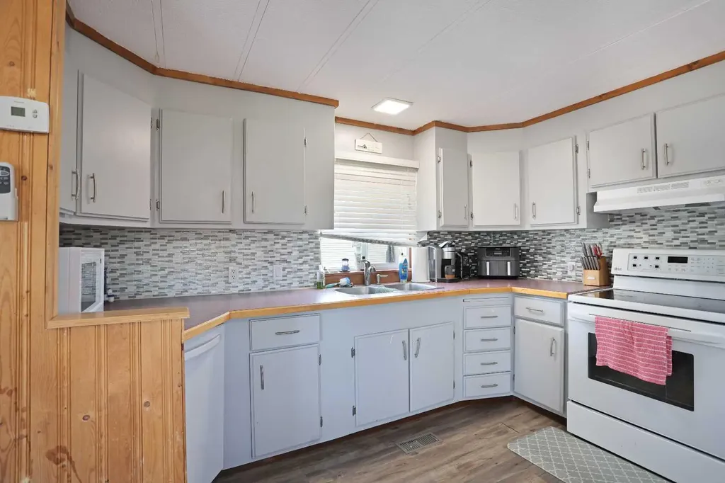 7 Prins Trailer Park Rural Newell County Of AB T1R 1B8