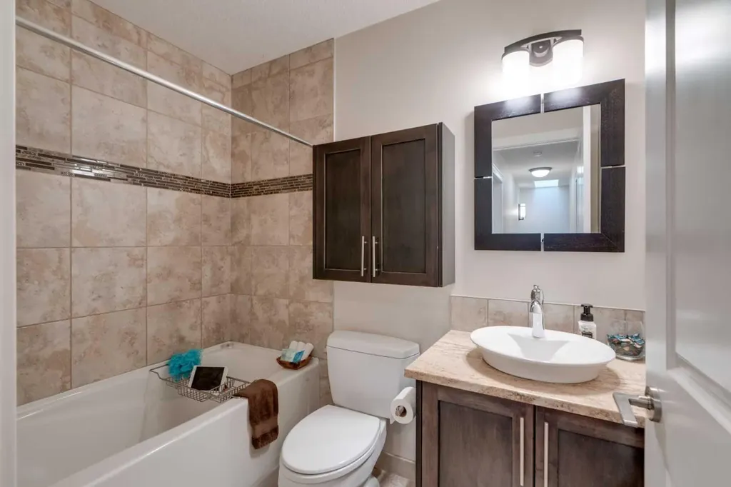 309 15 Avenue NE Calgary AB T2E 1H3