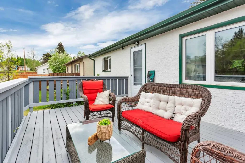 5010 53 Street Sylvan Lake AB T4S1E7