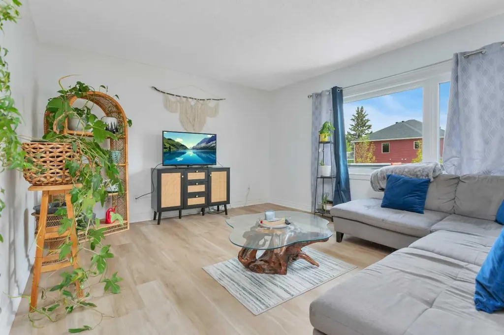5010 53 Street Sylvan Lake AB T4S1E7