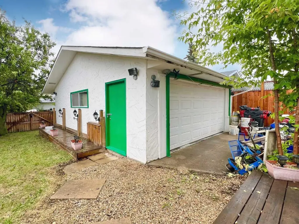 9205 111 Avenue Grande Prairie AB T8V 3L7