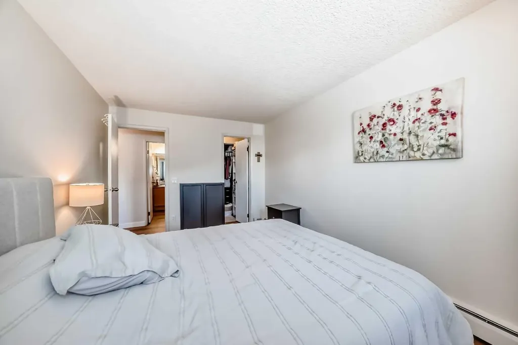 13045 6 Street SW Calgary AB T2W 5H1
