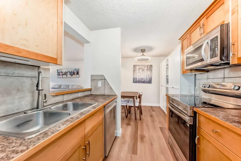 13045 6 Street SW Calgary AB T2W 5H1