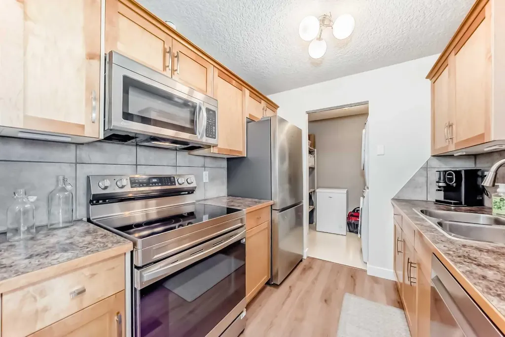 13045 6 Street SW Calgary AB T2W 5H1