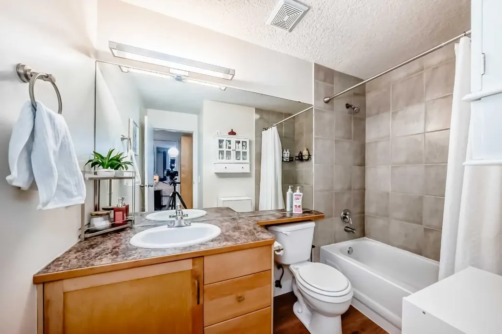 13045 6 Street SW Calgary AB T2W 5H1