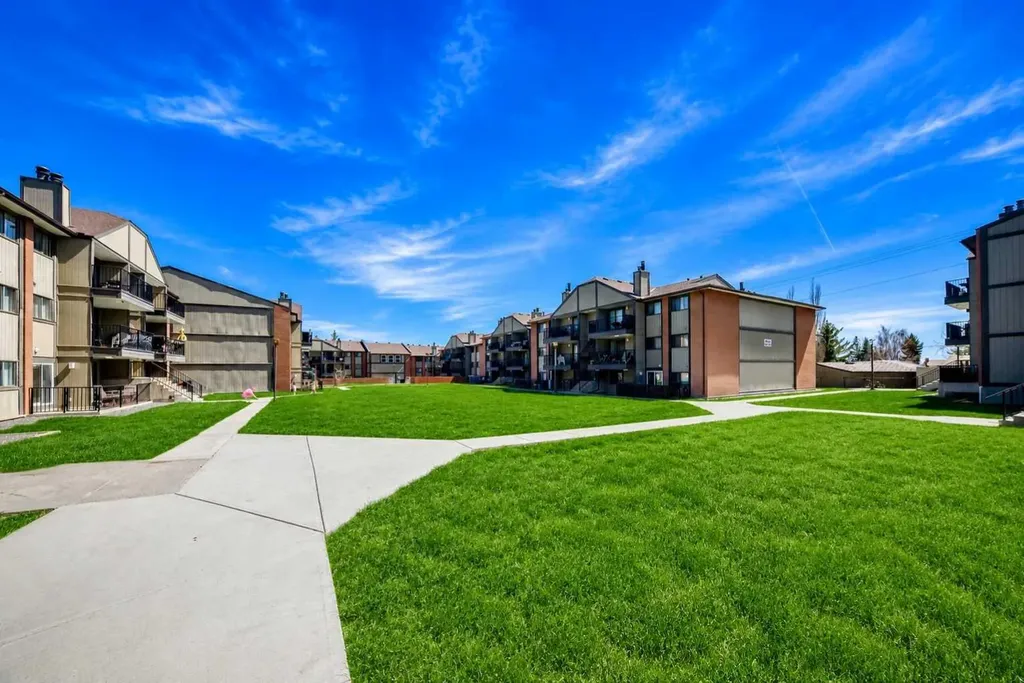 13045 6 Street SW Calgary AB T2W 5H1