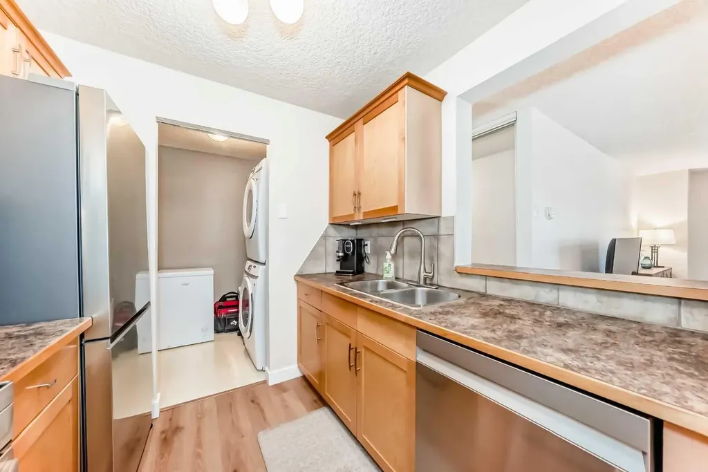 13045 6 Street SW Calgary AB T2W 5H1