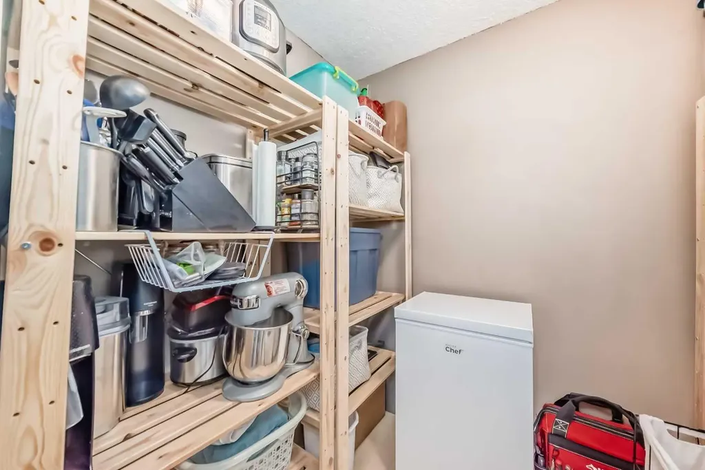 13045 6 Street SW Calgary AB T2W 5H1