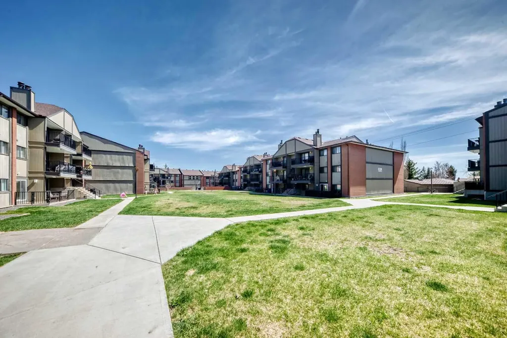 13045 6 Street SW Calgary AB T2W 5H1