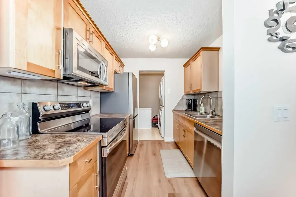 13045 6 Street SW Calgary AB T2W 5H1