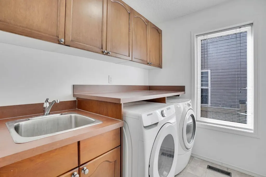 89 Everoak Drive SW Calgary AB T2Y 0C6