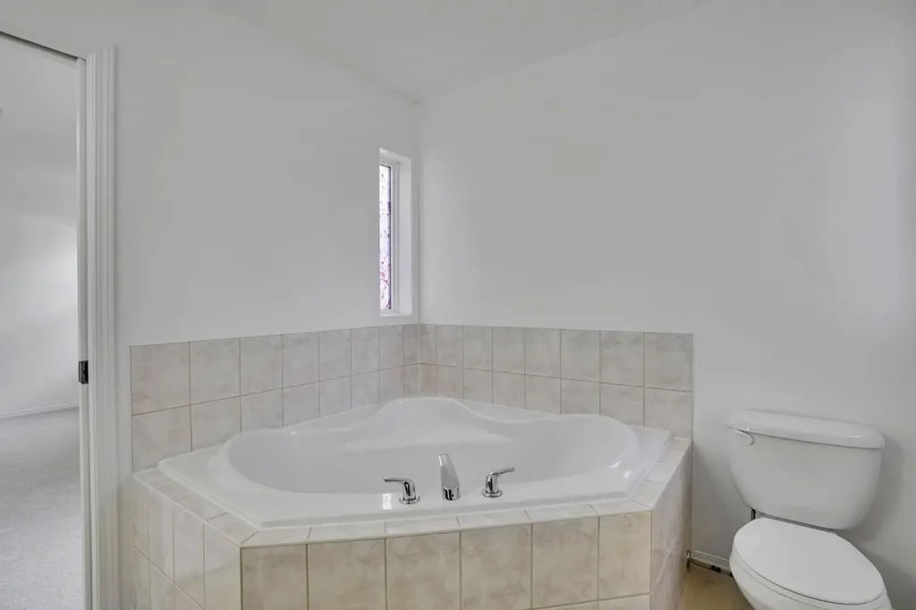 89 Everoak Drive SW Calgary AB T2Y 0C6