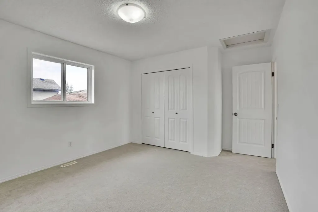 89 Everoak Drive SW Calgary AB T2Y 0C6