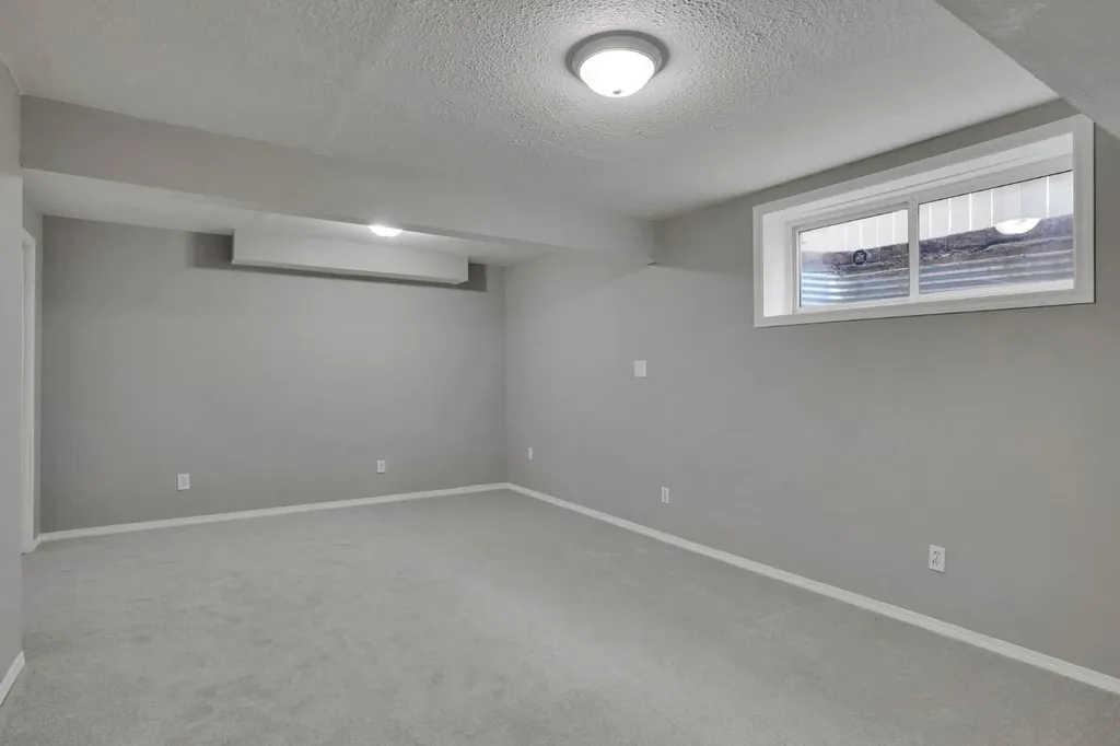 89 Everoak Drive SW Calgary AB T2Y 0C6