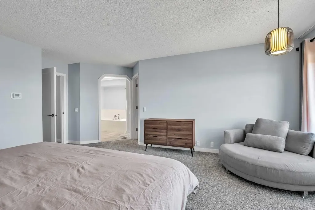215 Edgevalley Mews Calgary AB T3A 5E5