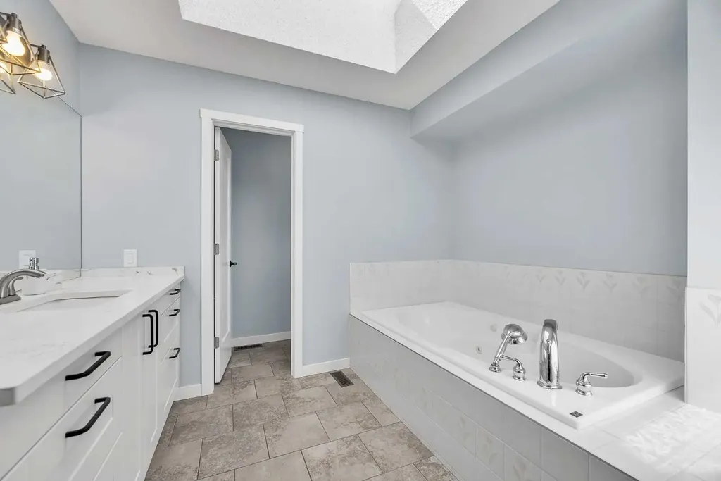 215 Edgevalley Mews Calgary AB T3A 5E5