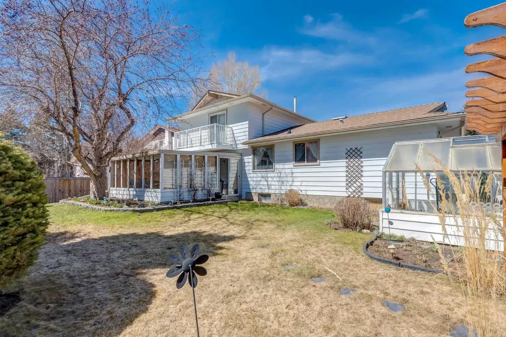 107 Valhalla Crescent NW Calgary AB T3A 1Z7