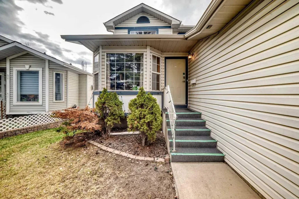 264 Hawkmount Close Calgary AB T3G 3Z4