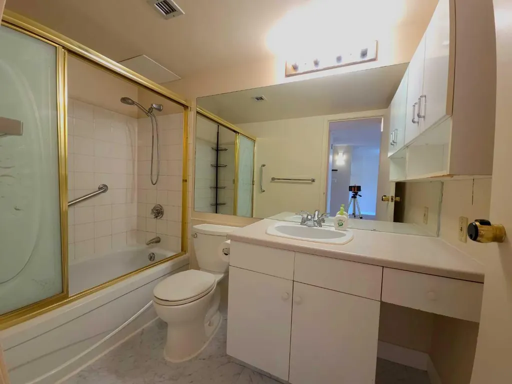 221 6 Avenue SE Calgary AB T2G4Z9
