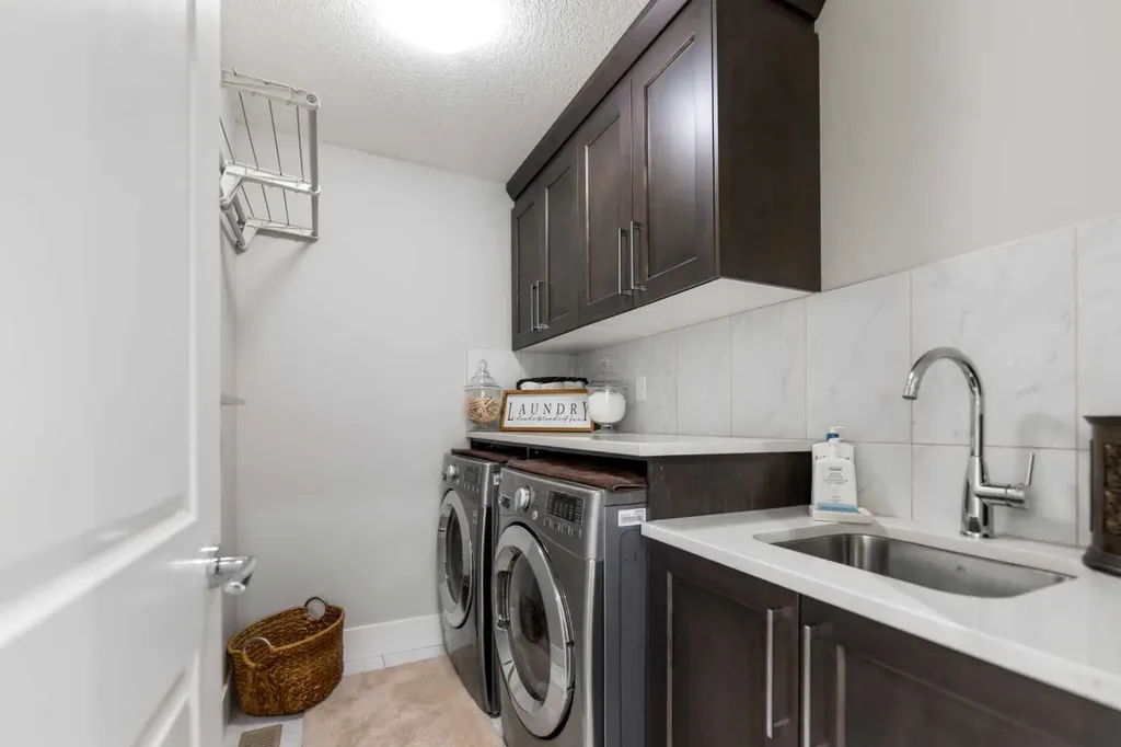 125 Kinniburgh Loop Chestermere AB T1X 0T9