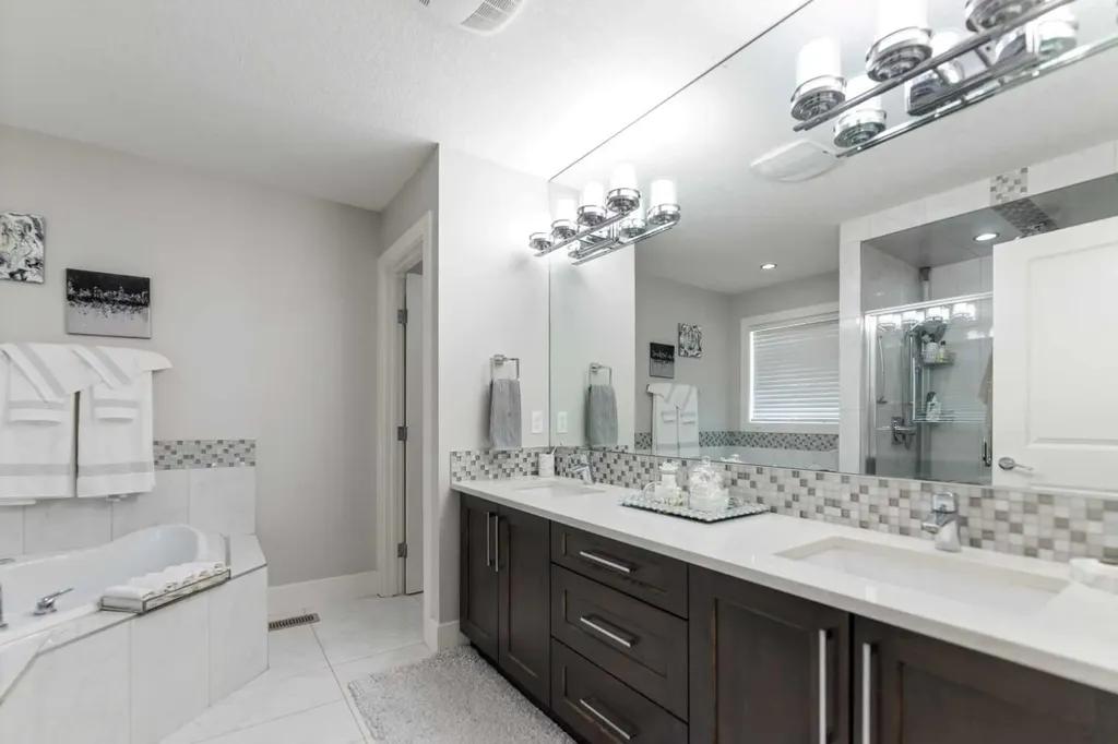 125 Kinniburgh Loop Chestermere AB T1X 0T9