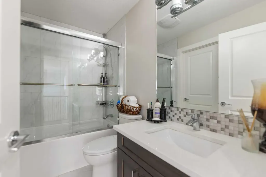 125 Kinniburgh Loop Chestermere AB T1X 0T9