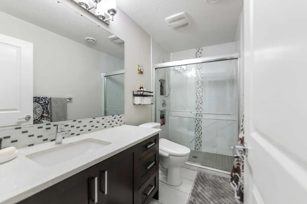 125 Kinniburgh Loop Chestermere AB T1X 0T9