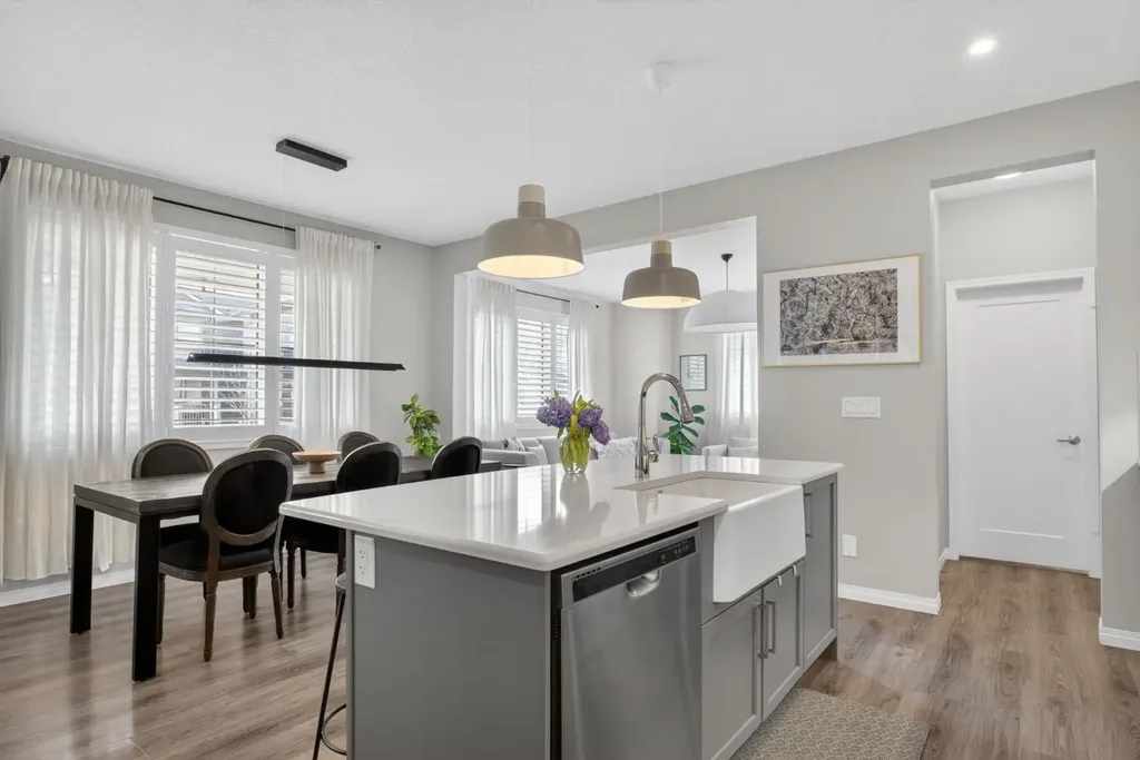20 Carrington Circle NW Calgary AB T3P 0Y6